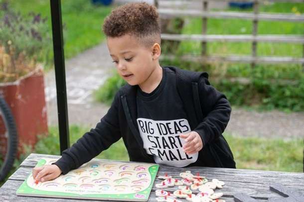 4-річний хлопчик, який навчився читати та писати трьома мовами, вразив світ - фото 479580