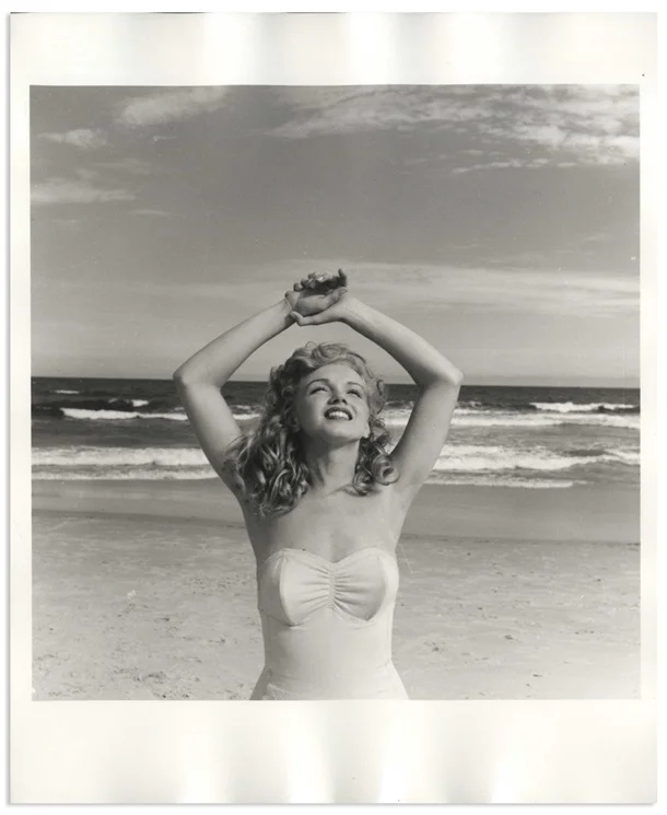 У мережі продають ранні фото Мерілін Монро, де вона позує топлес - фото 479670