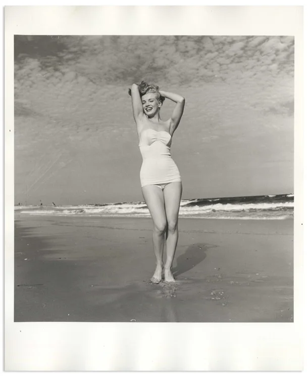 У мережі продають ранні фото Мерілін Монро, де вона позує топлес - фото 479671