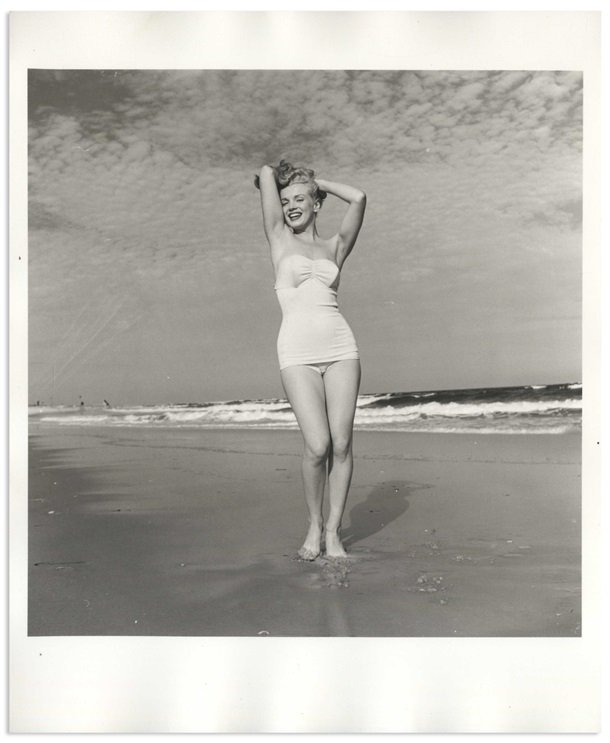 В сети продают ранние фото Мерилин Монро, где она позирует топлес - фото 479671