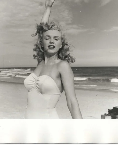 У мережі продають ранні фото Мерілін Монро, де вона позує топлес - фото 479672