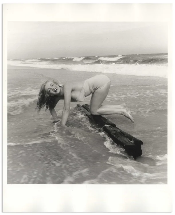 У мережі продають ранні фото Мерілін Монро, де вона позує топлес - фото 479676