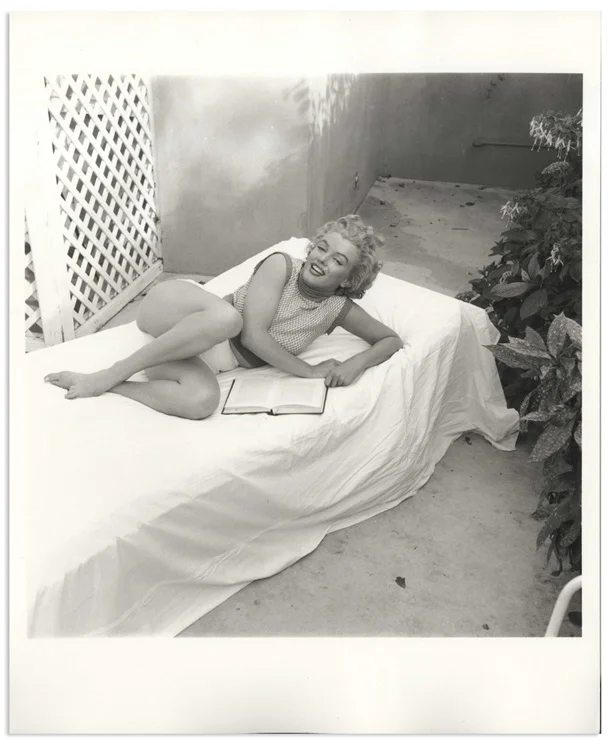 У мережі продають ранні фото Мерілін Монро, де вона позує топлес - фото 479677