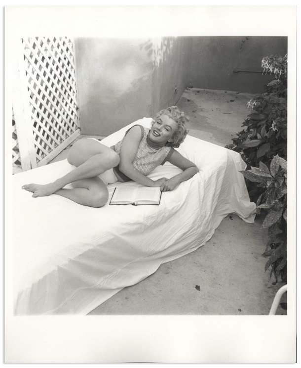 В сети продают ранние фото Мерилин Монро, где она позирует топлес - фото 479677