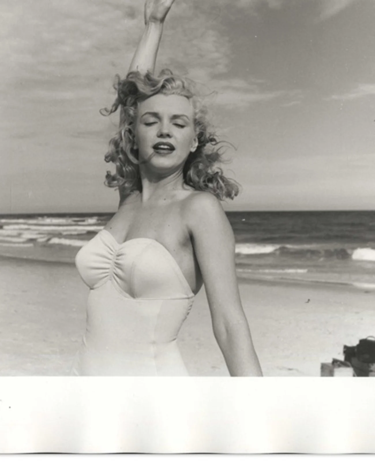 У мережі продають ранні фото Мерілін Монро, де вона позує топлес - фото 479678