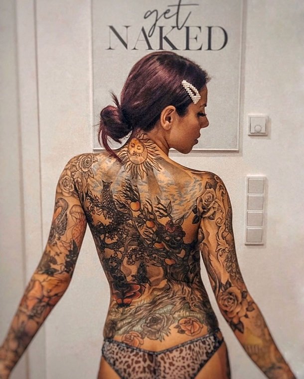 Популярная модель сделала на лице татуировку, чтобы омолодиться - фото 479696