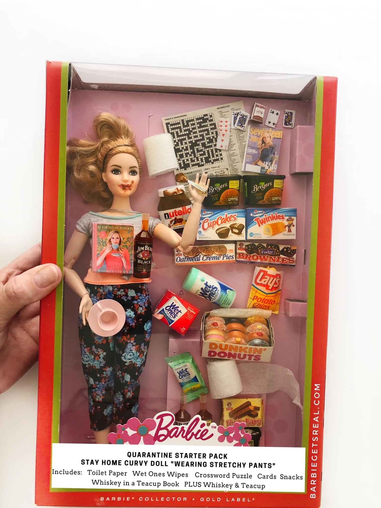 Женщина создала реалистичных кукол Барби, сидящих на карантине – такими их еще не видели - фото 479753