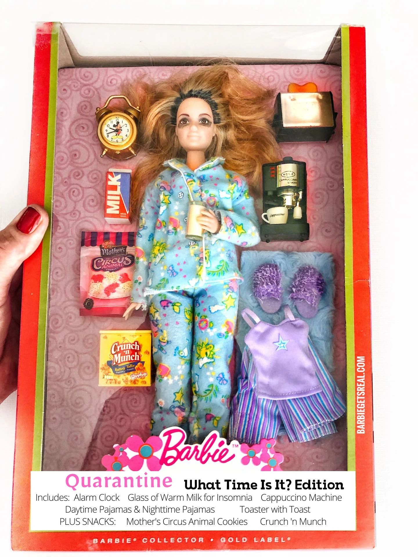 Женщина создала реалистичных кукол Барби, сидящих на карантине – такими их еще не видели - фото 479756