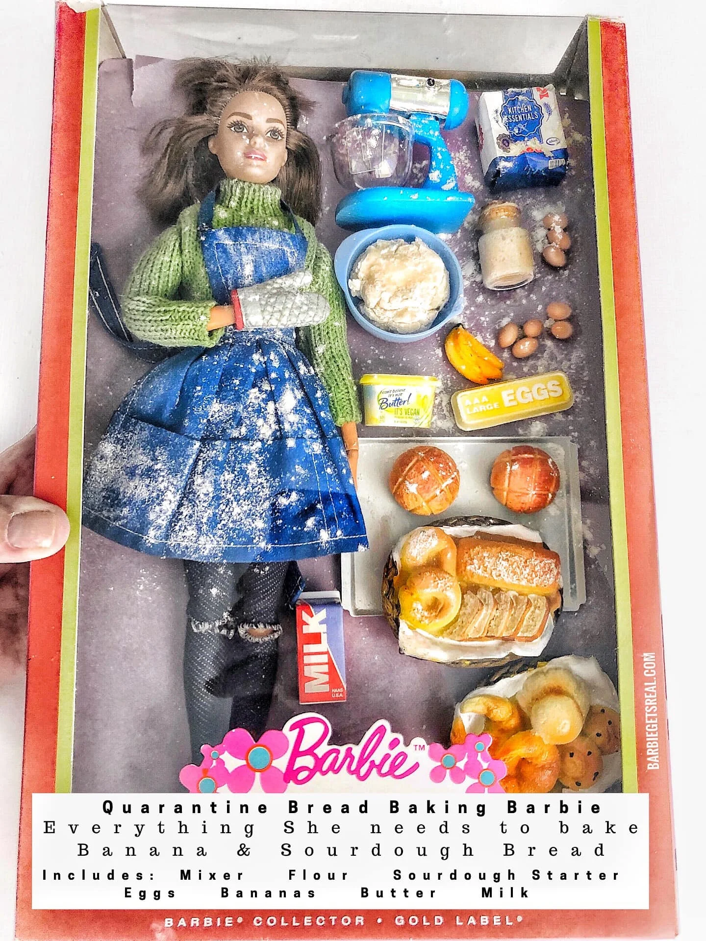 Женщина создала реалистичных кукол Барби, сидящих на карантине – такими их еще не видели - фото 479757