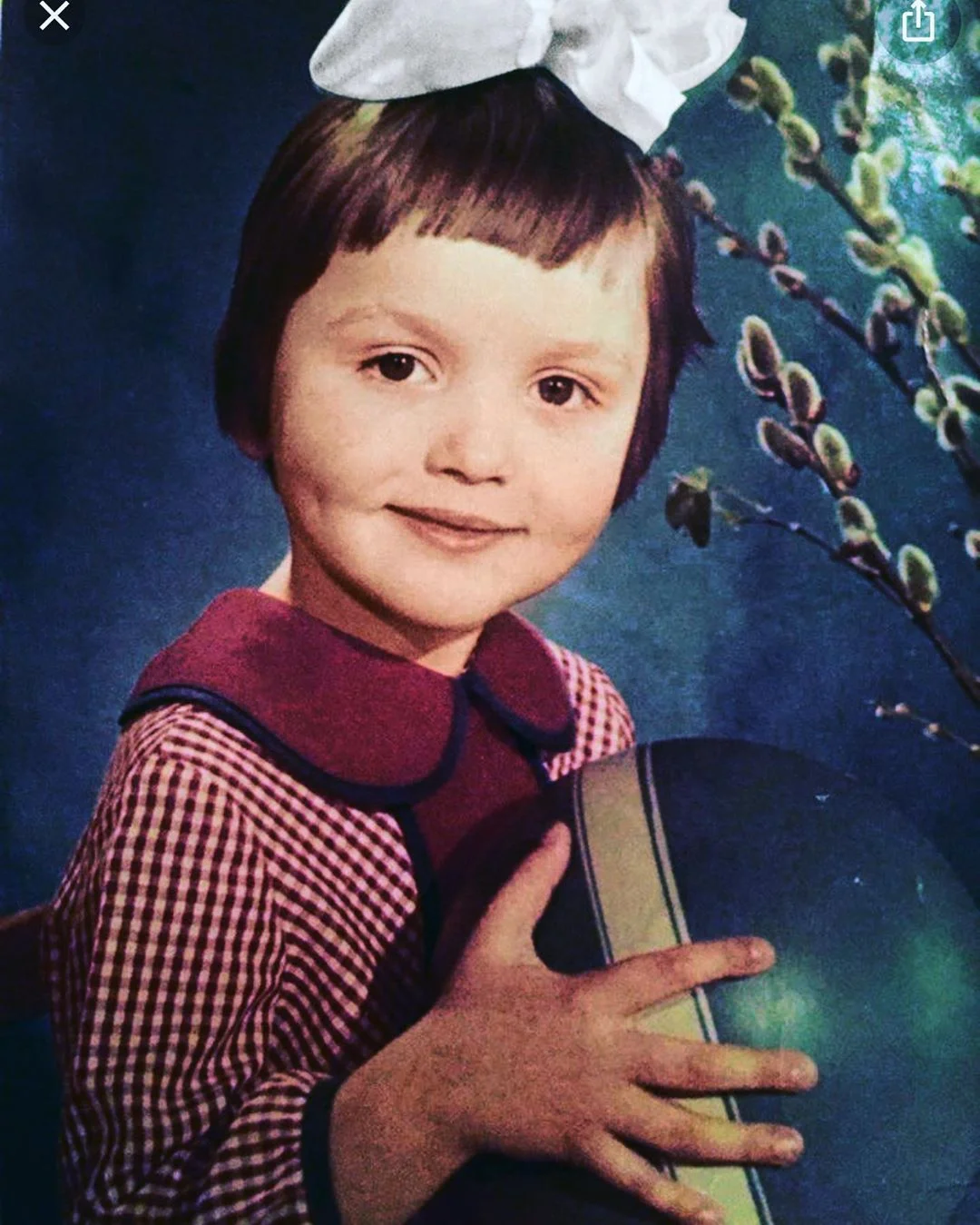 Оля Полякова показала дитячий знімок, на якому демонструє нову зачіску - фото 479860