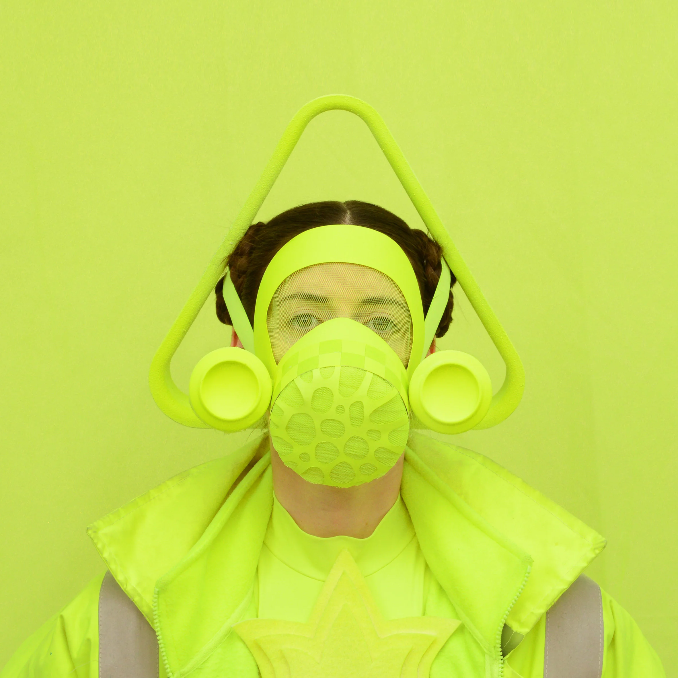 Дизайнер создает невероятные маски из кабелей и банок из-под йогурта, и они просто чудо - фото 479978
