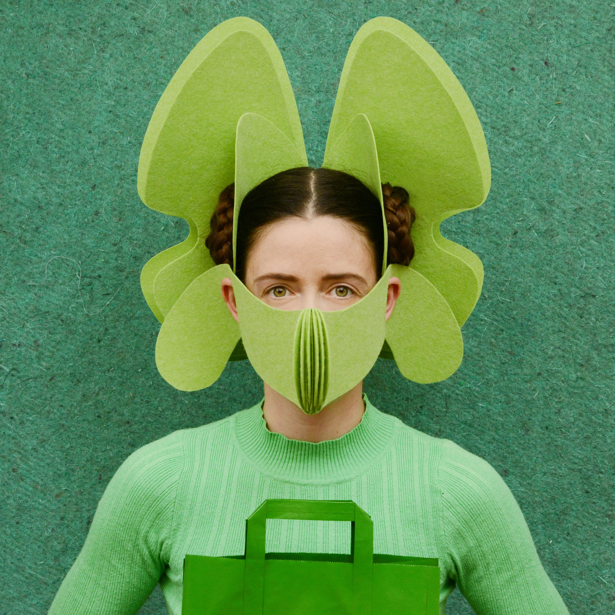 Дизайнер создает невероятные маски из кабелей и банок из-под йогурта, и они просто чудо - фото 479983