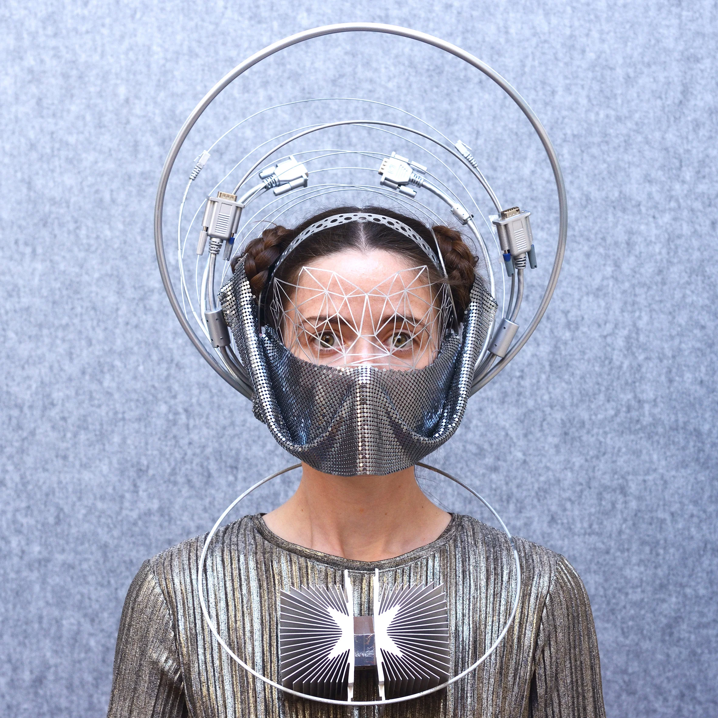 Дизайнер создает невероятные маски из кабелей и банок из-под йогурта, и они просто чудо - фото 479984