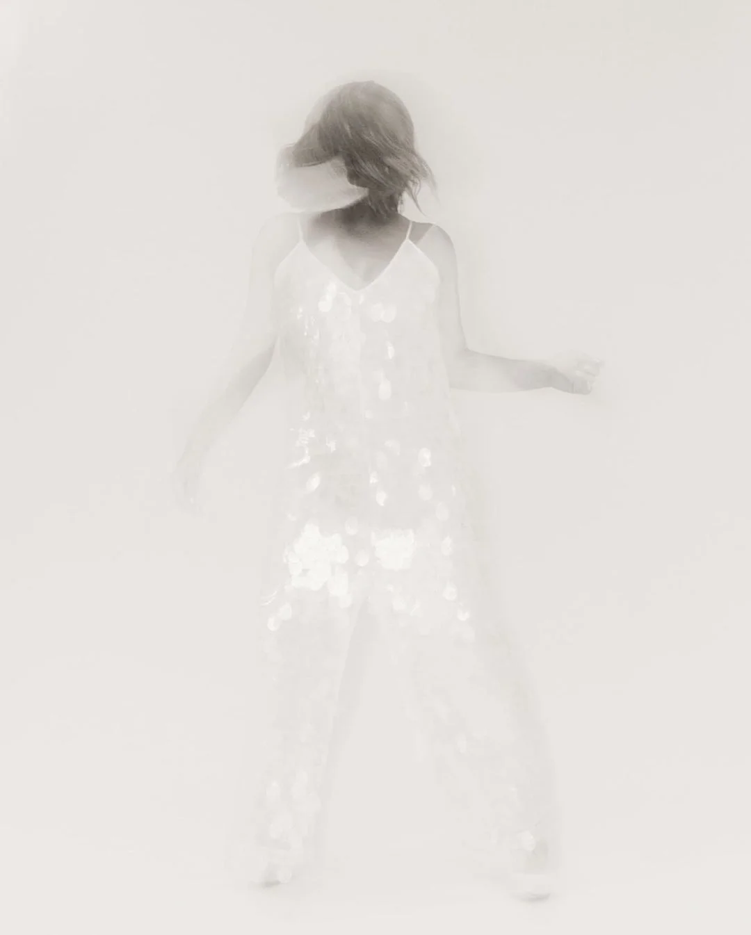 Наталья Могилевская ошеломила магнетическими кадрами в невесомом платье - фото 480322