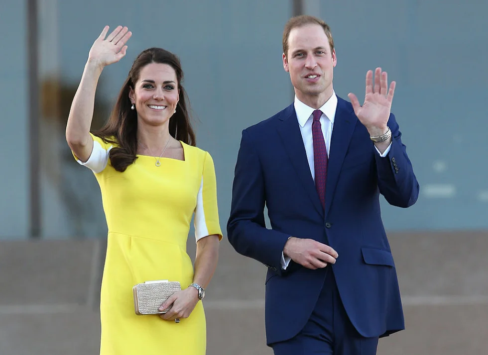 Принц Уильям высмеял Кейт Миддлтон за платье, похожее на банан - фото 480399