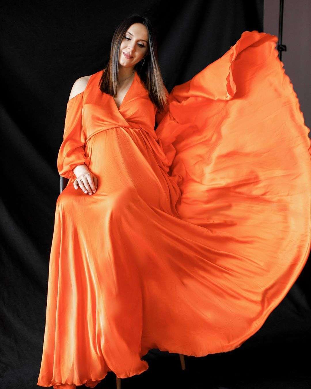 Словно цветок: беременная Джамала в коралловом платье поделилась романтическими фото - фото 480507