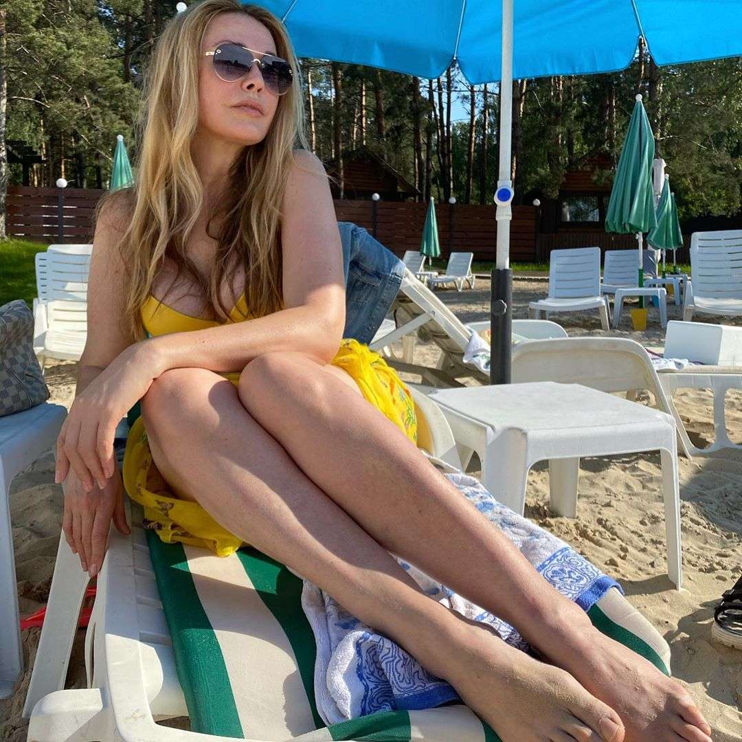 Ольга Сумська відкрила літній сезон пляжними фото в бікіні - фото 480528