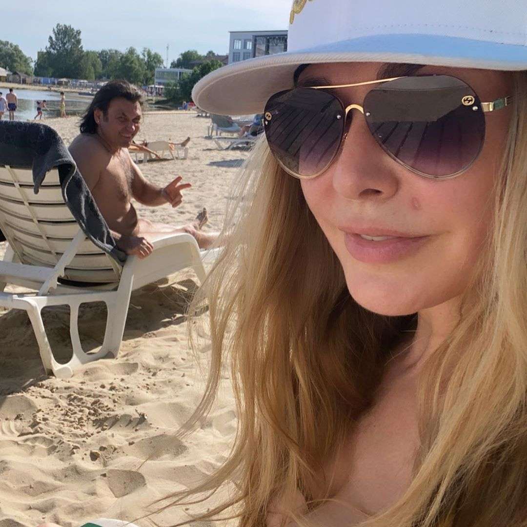 Ольга Сумская открыла летний сезон пляжными фото в бикини - фото 480529