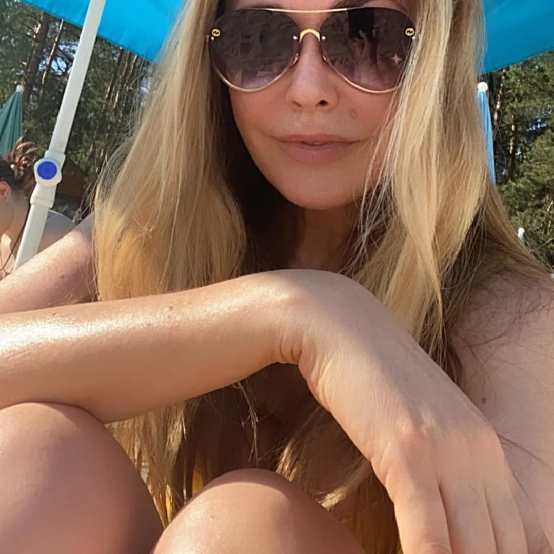 Ольга Сумська відкрила літній сезон пляжними фото в бікіні - фото 480530