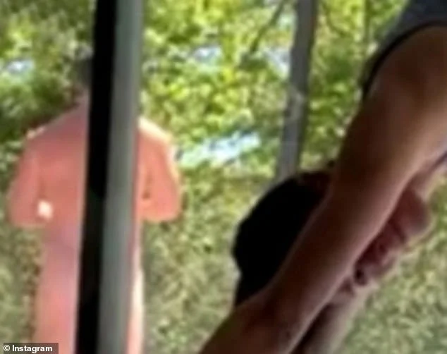 Жена ведущего CNN показала занятия йогой, но в кадре заметили ее голого мужа - фото 480777