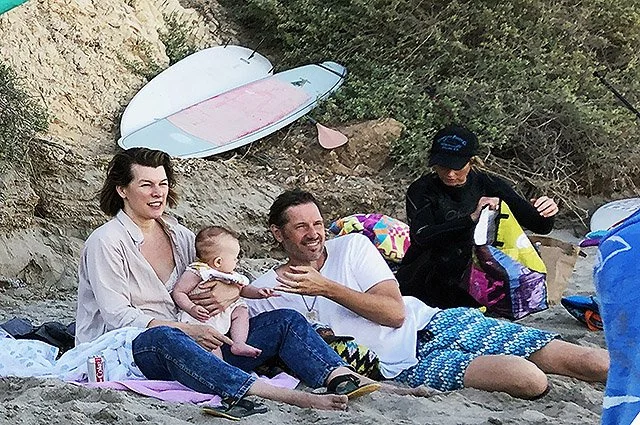 Папараці зняли Міллу Йовович на пляжі, і ось яка багатодітна матуся в реальному житті - фото 481016