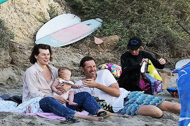Папарацци сняли Миллу Йовович на пляже, и вот какая многодетная мама в реальной жизни - фото 481016