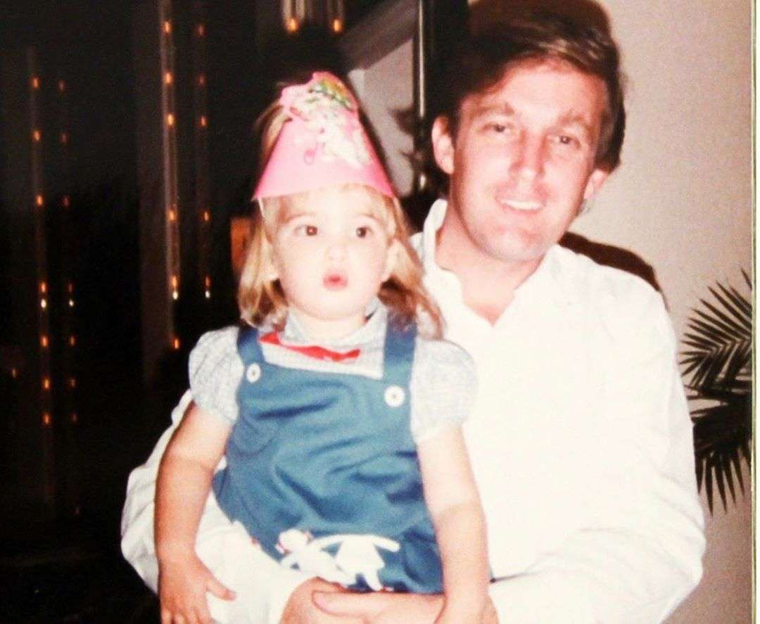 Иванка Трамп поделилась архивным фото с молодым отцом - фото 481381