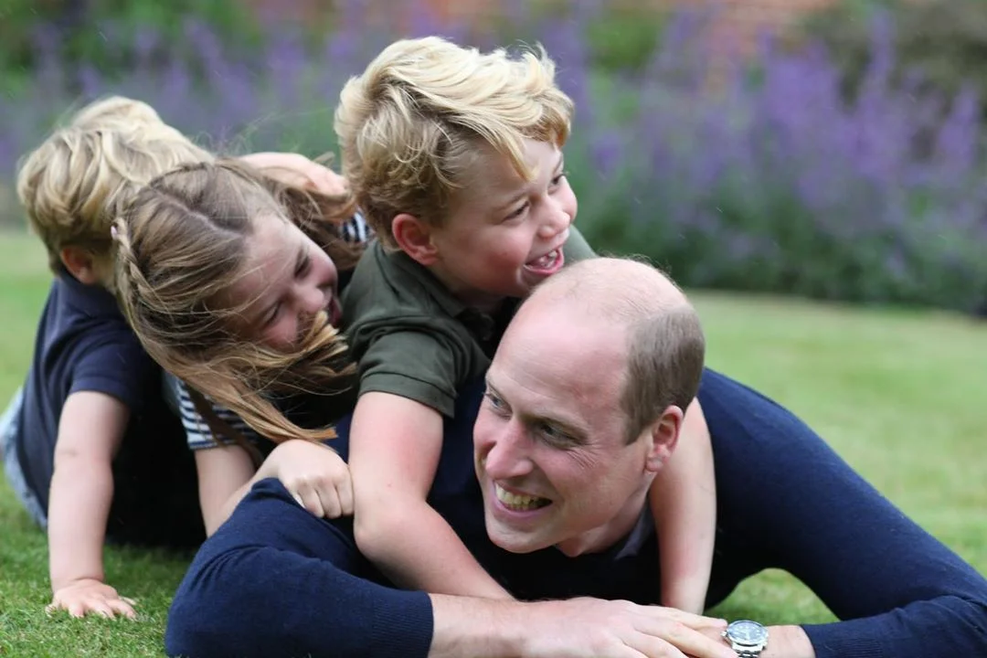 Кейт Миддлтон сделала новую фотосессию семьи в честь дня рождения принца Уильяма - фото 482084