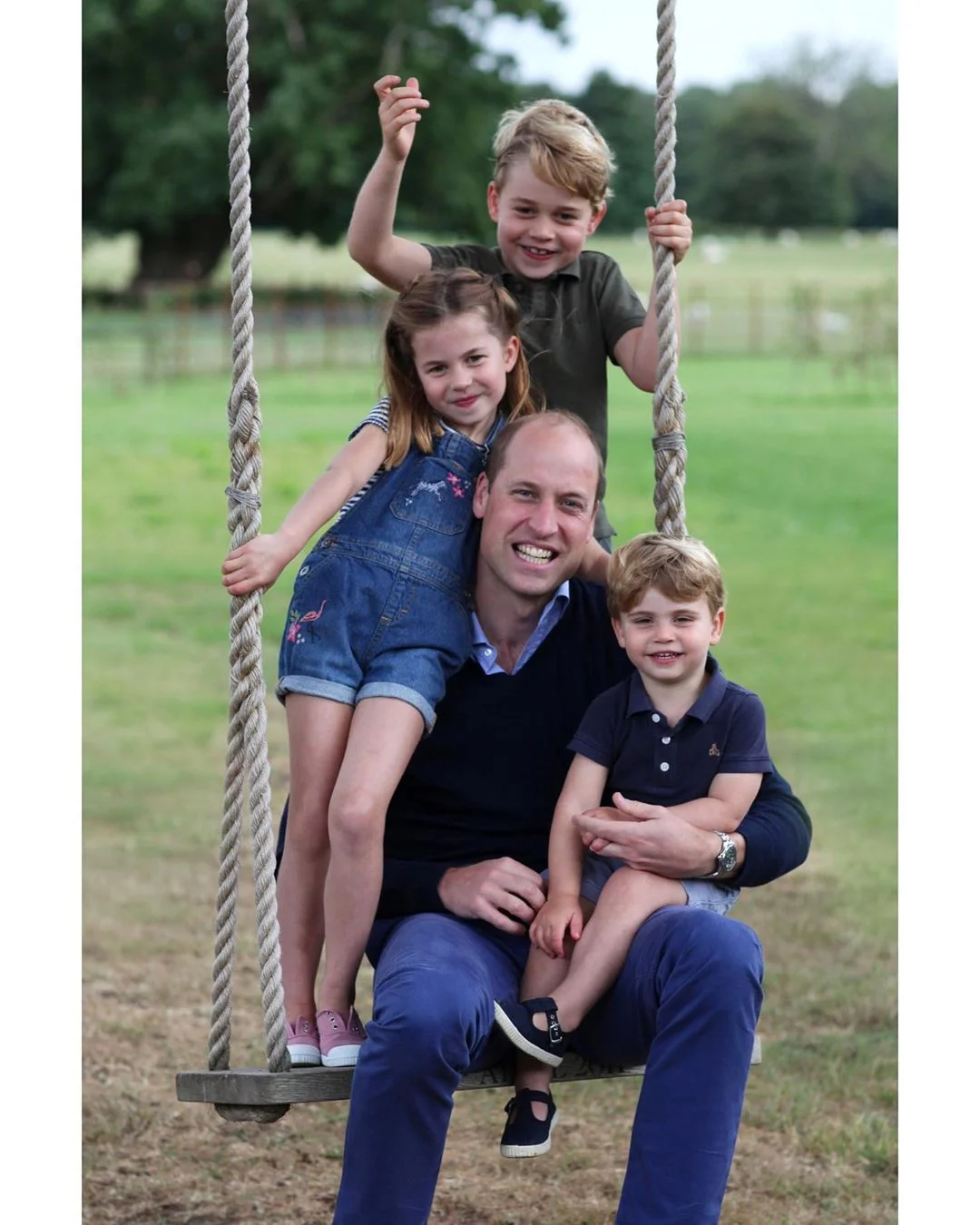 Кейт Миддлтон сделала новую фотосессию семьи в честь дня рождения принца Уильяма - фото 482085