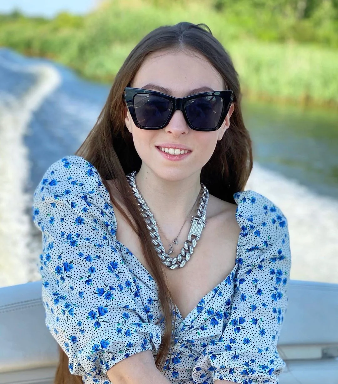Старшая дочь Оли Поляковой очаровала образом в платье с декольте - фото 482406