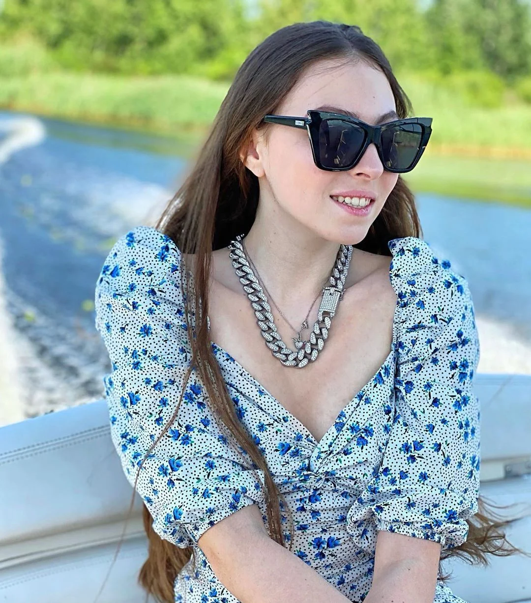 Старшая дочь Оли Поляковой очаровала образом в платье с декольте - фото 482407