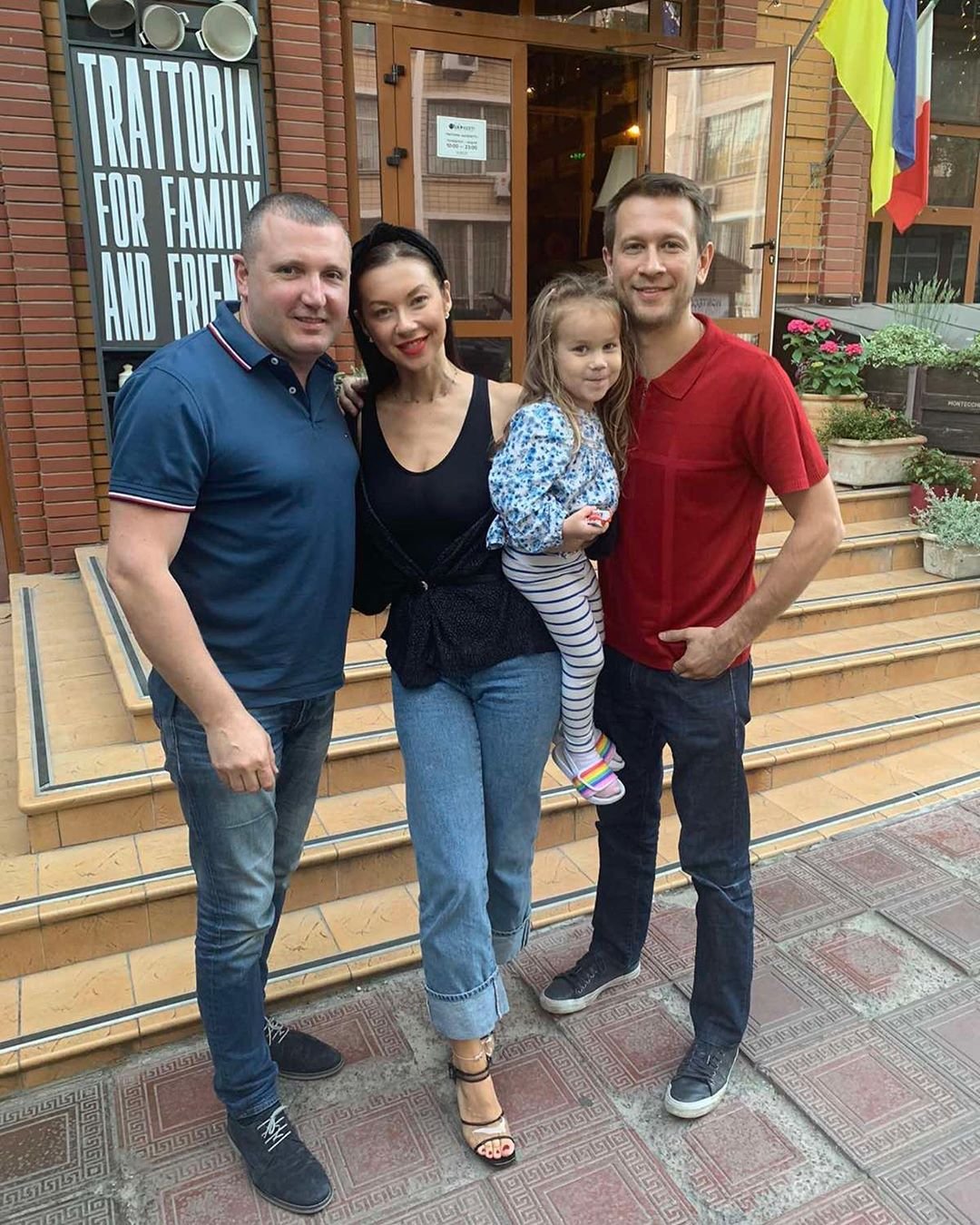 Дмитрий Ступка поделился снимком с семьей, и тебя поразит, как они между собой похожи - фото 482607