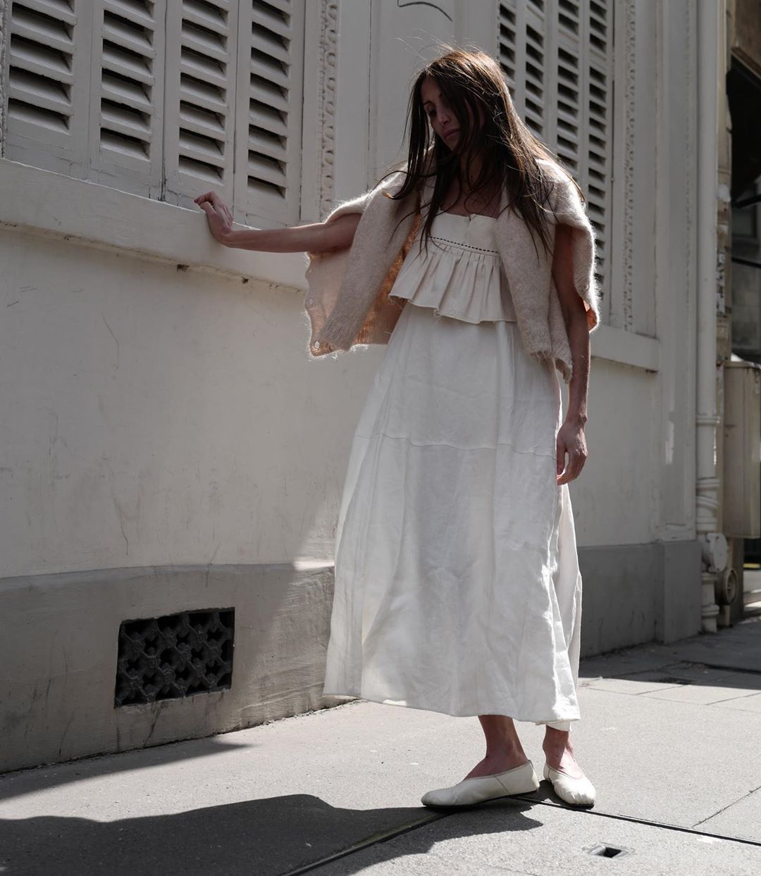 Балетки триумфально возвращаются в наш гардероб - вот какие модели в тренде - фото 482758