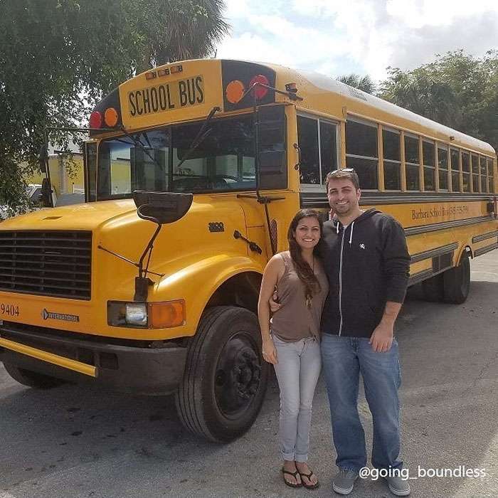 Пара превратила старый школьный автобус в роскошный дом на колесах, и это мечта наяву - фото 482937