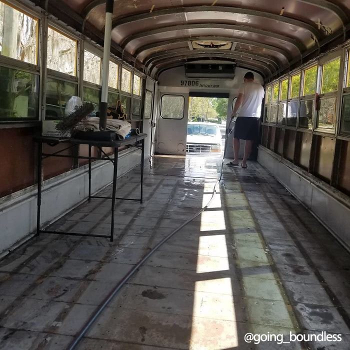 Пара перетворила старий шкільний автобус у розкішний дім на колесах, і це мрія наяву - фото 482938