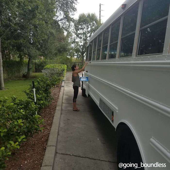 Пара превратила старый школьный автобус в роскошный дом на колесах, и это мечта наяву - фото 482939
