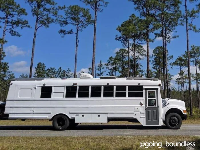 Пара превратила старый школьный автобус в роскошный дом на колесах, и это мечта наяву - фото 482941