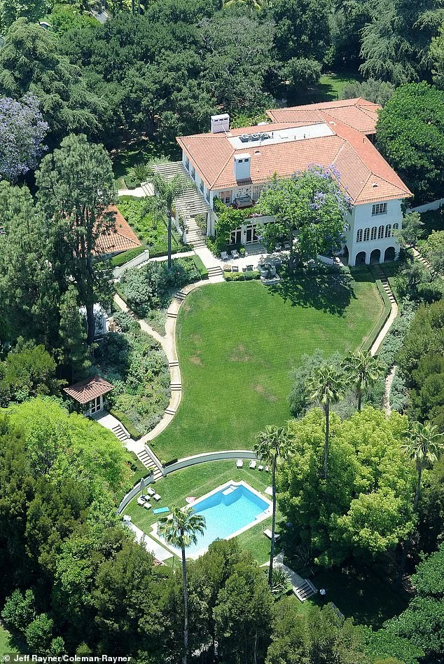 Застукали: Брэд Питт посетил Анджелину Джоли в ее доме в Лос-Анджелесе - фото 483024