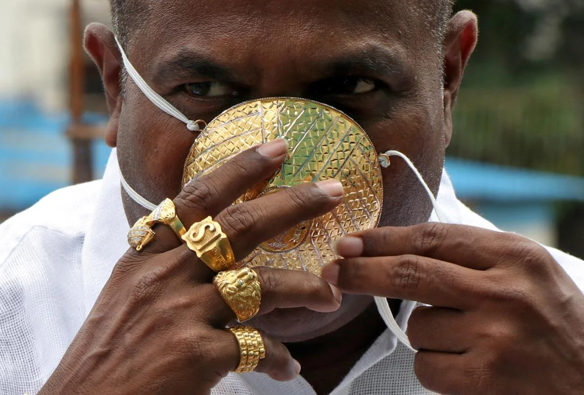 Сеть в шоке с индийца, который вылил защитную маску из чистого золота - фото 483608