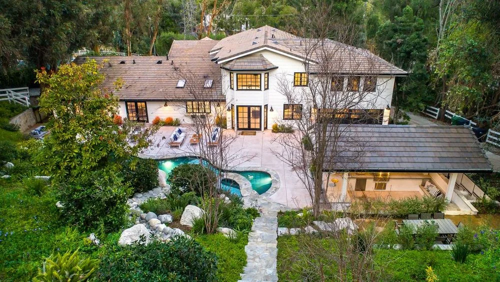 Майли Сайрус купила шикарный дом за 5 млн долларов по соседству с семьей Кардашьян - фото 484406