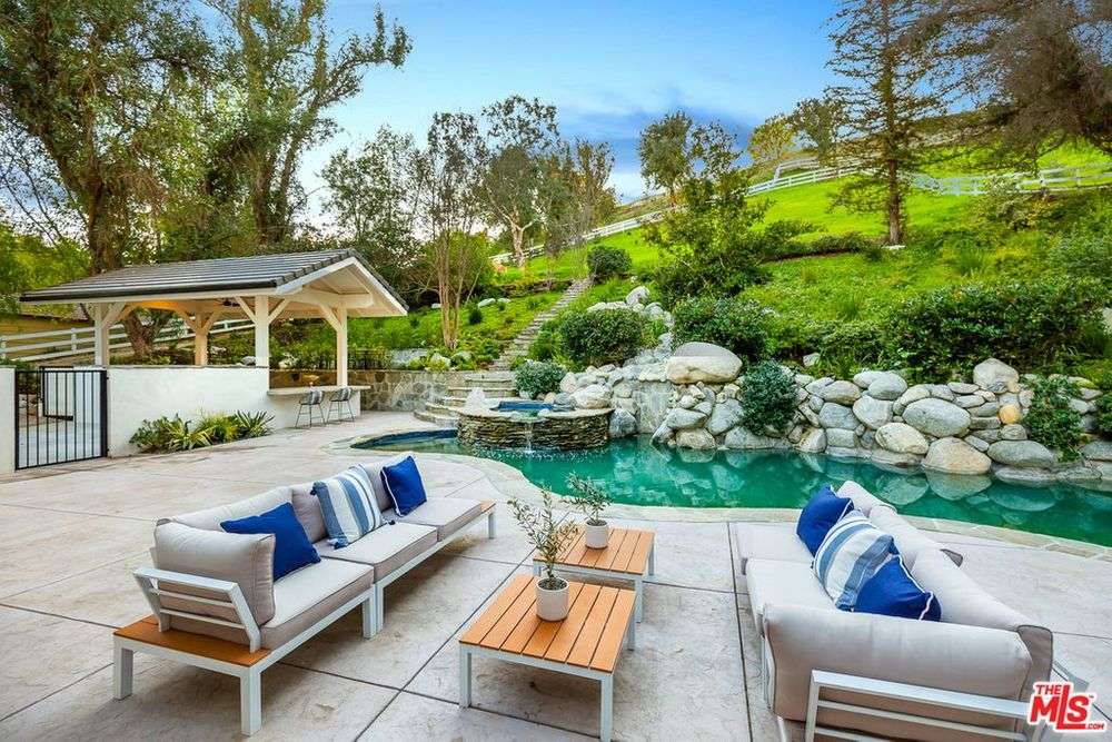 Майли Сайрус купила шикарный дом за 5 млн долларов по соседству с семьей Кардашьян - фото 484407