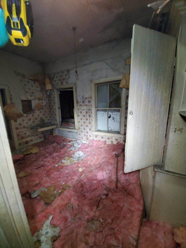 Парень нашел на чердаке тайное жилье и теперь хочет сделать там ремонт - 484545 Парень нашел на чердаке тайное жилье и теперь хочет сделать там ремонт - фото 484545