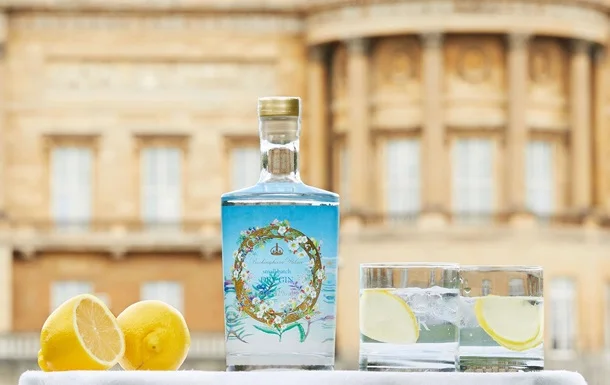 Букингемский дворец выпустил джин, ингредиенты для которого собрали в саду Елизаветы II - фото 484738