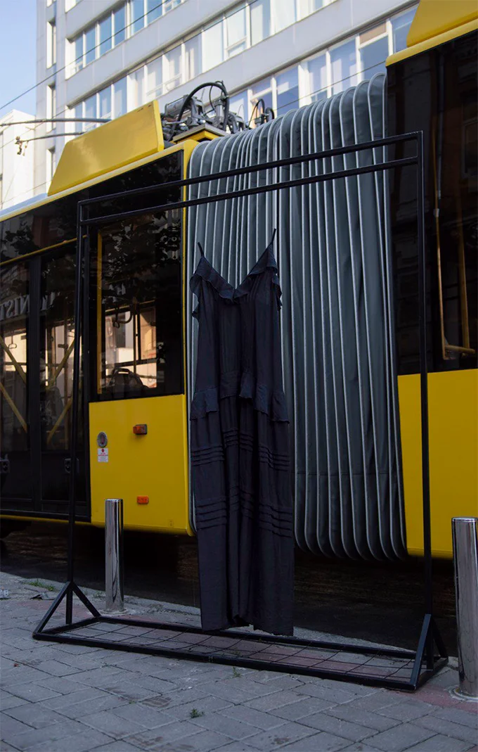 Без моделей: украинский бренд Poustovit показал, как одежда «гуляет» по улицам Киева - фото 484838