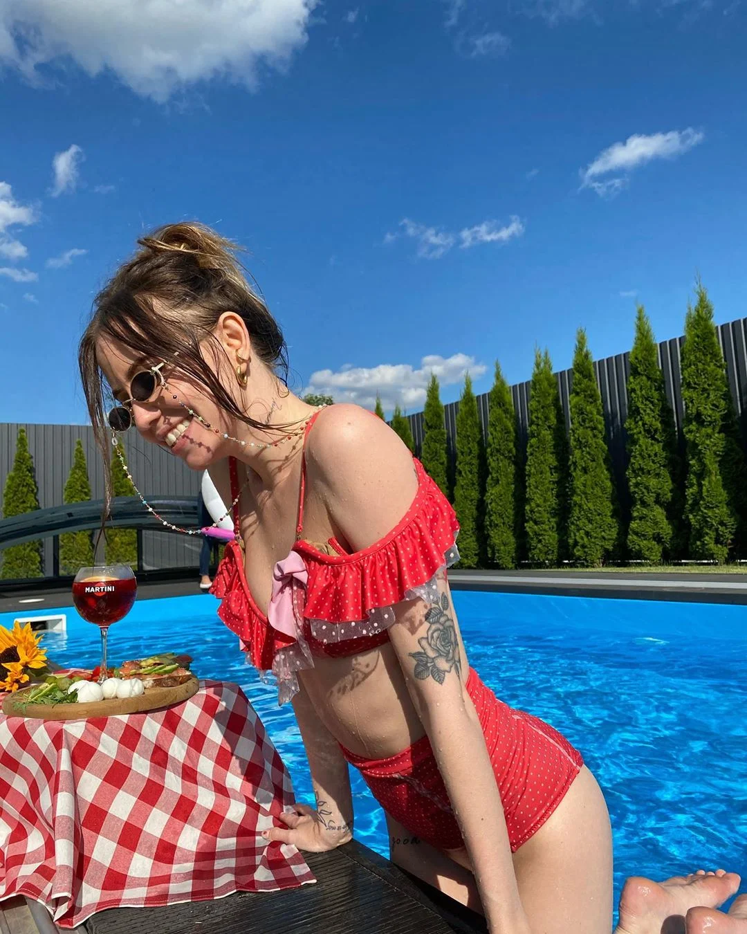 Сексі Надя Дорофєєва засипала мережу спокусливими фото з басейну - фото 484963