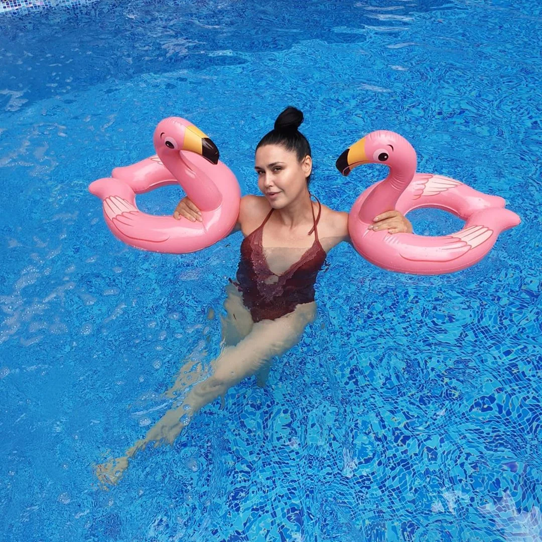 Людмила Барбир засветила сексуальную фигуру в бассейне - фото 485259