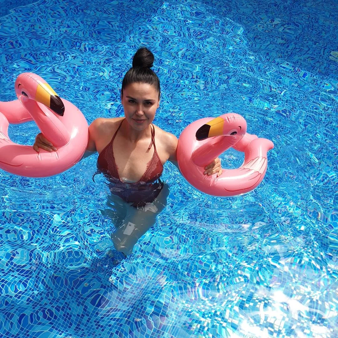 Людмила Барбир засветила сексуальную фигуру в бассейне - фото 485260