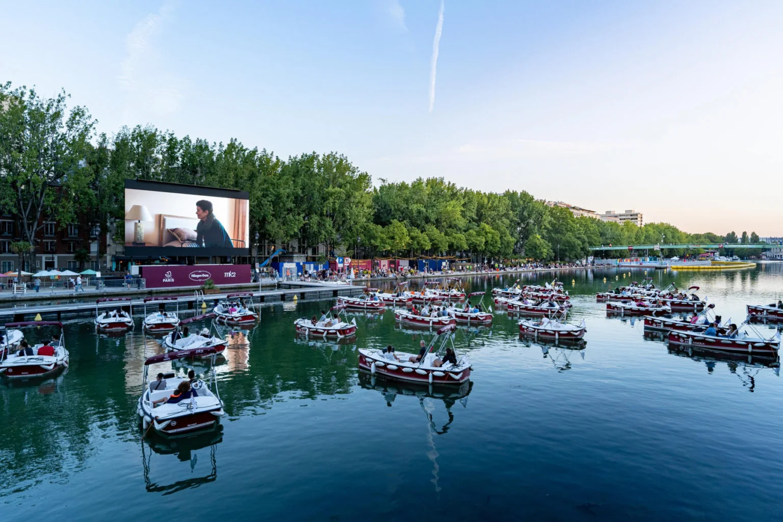 Нашли выход: в Париже открыли «плавучий» кинотеатр прямо на реке Сена - фото 485384