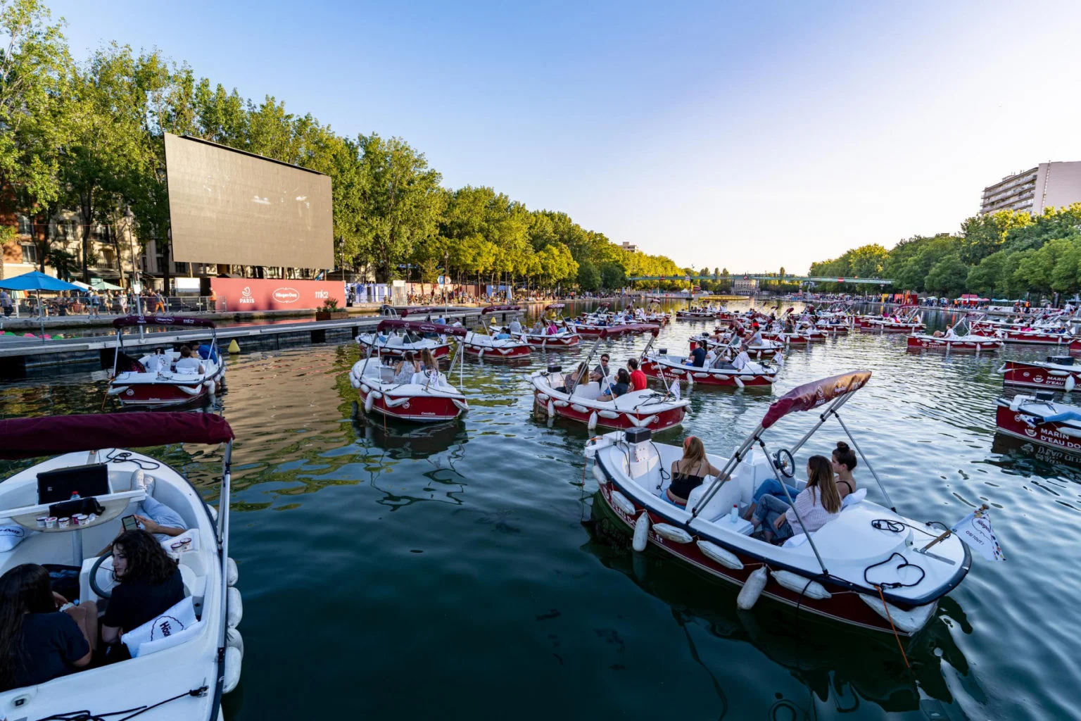 Нашли выход: в Париже открыли «плавучий» кинотеатр прямо на реке Сена - фото 485386