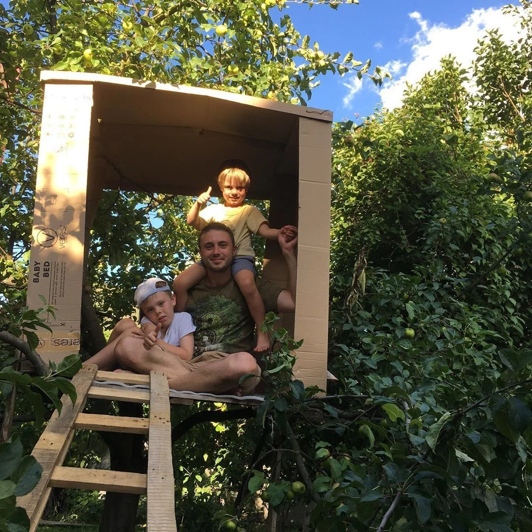 «Перша нерухомість»: Тарас Тополя показав, який будиночок на дереві змайстрував для синів - фото 485622